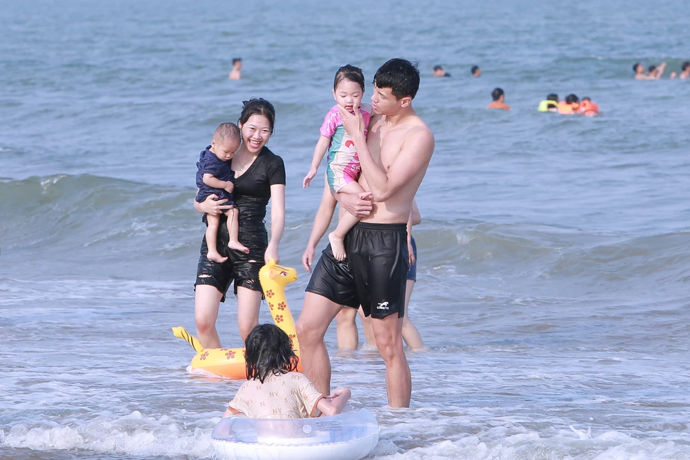 Du khách nườm nượp đổ về Sầm Sơn trước đêm khai hội ‘Khát vọng tỏa sáng’ -2.JPG