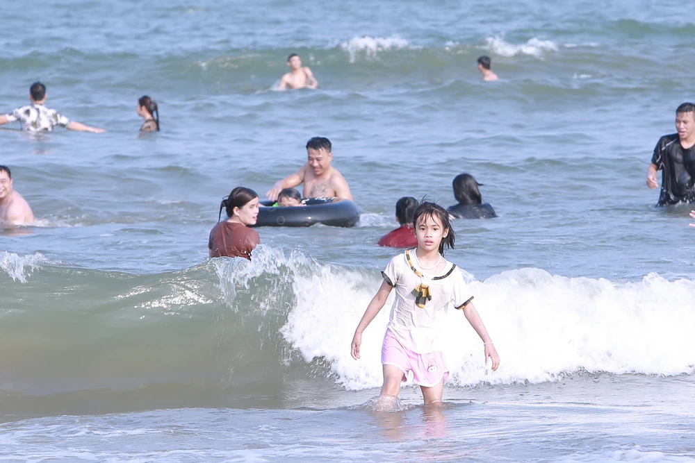 Du khách nườm nượp đổ về Sầm Sơn trước đêm khai hội ‘Khát vọng tỏa sáng’ -3.JPG