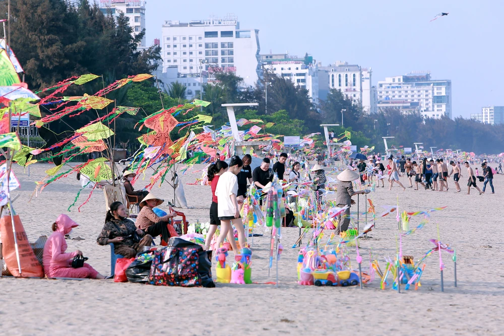 Du khách nườm nượp đổ về Sầm Sơn trước đêm khai hội ‘Khát vọng tỏa sáng’ -4.JPG