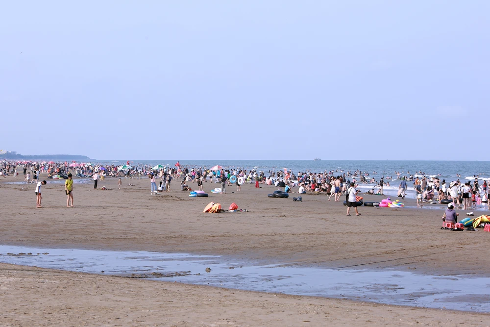 Du khách nườm nượp đổ về Sầm Sơn trước đêm khai hội ‘Khát vọng tỏa sáng’ -7.JPG