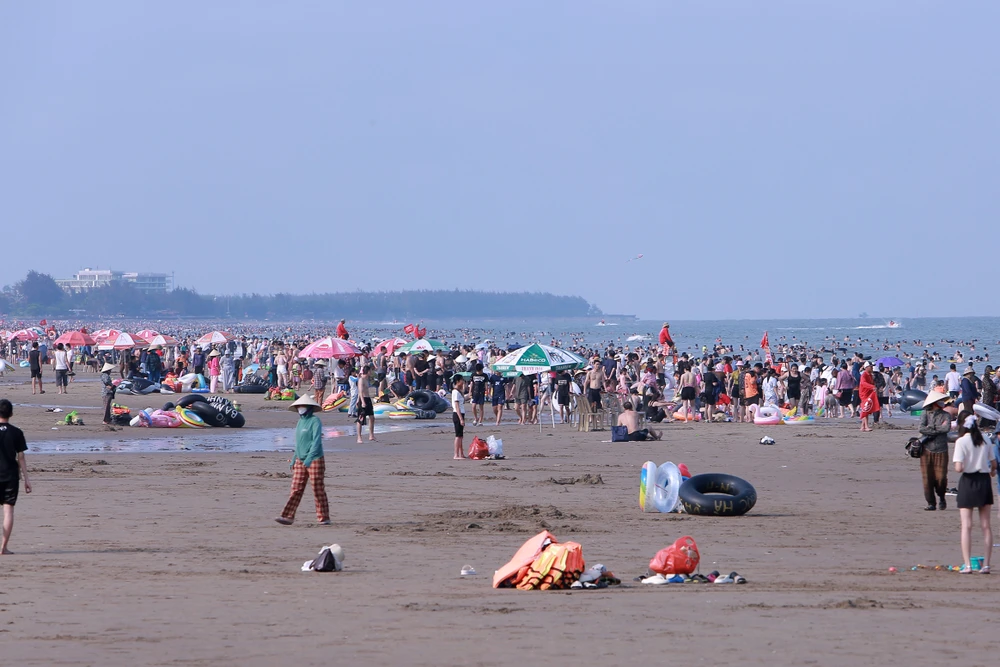 Du khách nườm nượp đổ về Sầm Sơn trước đêm khai hội ‘Khát vọng tỏa sáng’ -9.JPG