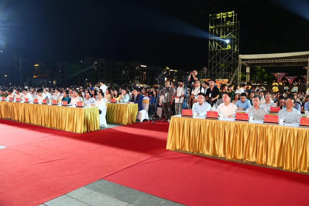 Vạn người chen chân trong đêm rực rỡ biển Sầm Sơn ngày khai hội ‘Khát vọng tỏa sáng’ --1.JPG