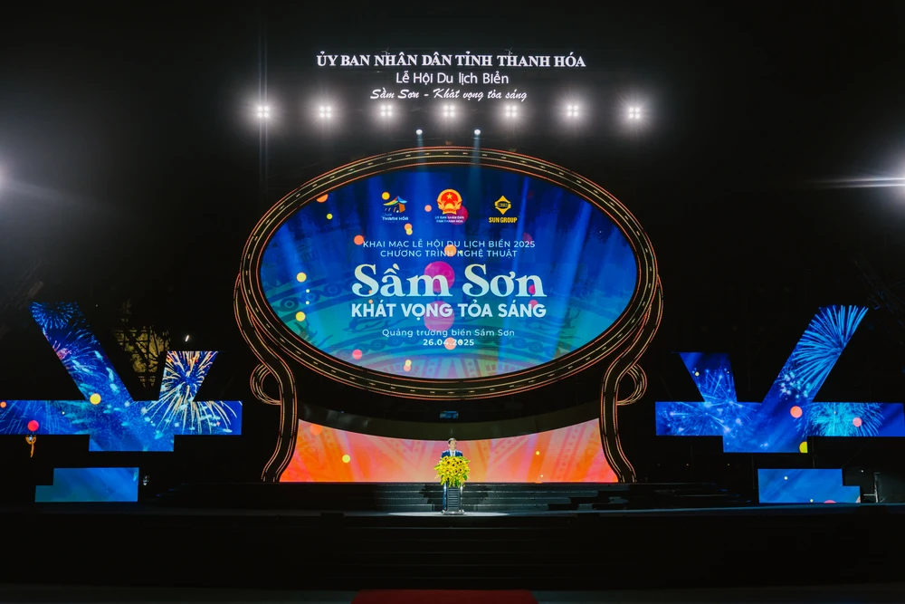 Vạn người chen chân trong đêm rực rỡ biển Sầm Sơn ngày khai hội ‘Khát vọng tỏa sáng’ -10.JPG