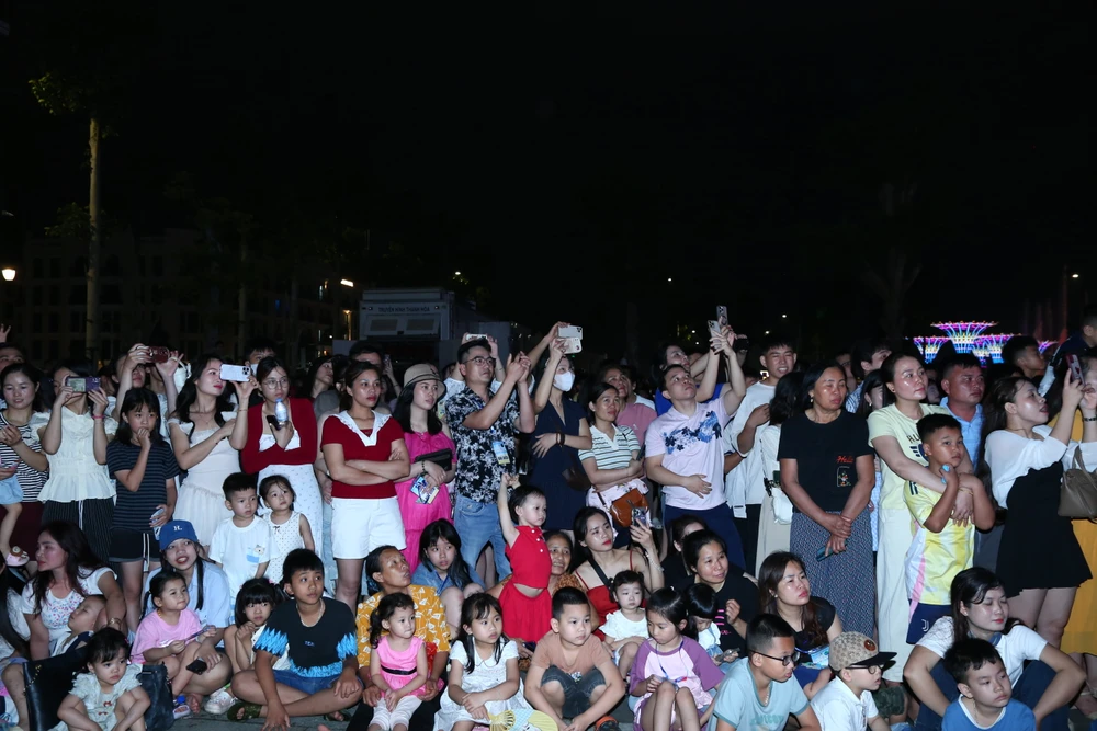 Vạn người chen chân trong đêm rực rỡ biển Sầm Sơn ngày khai hội ‘Khát vọng tỏa sáng’ -11.JPG