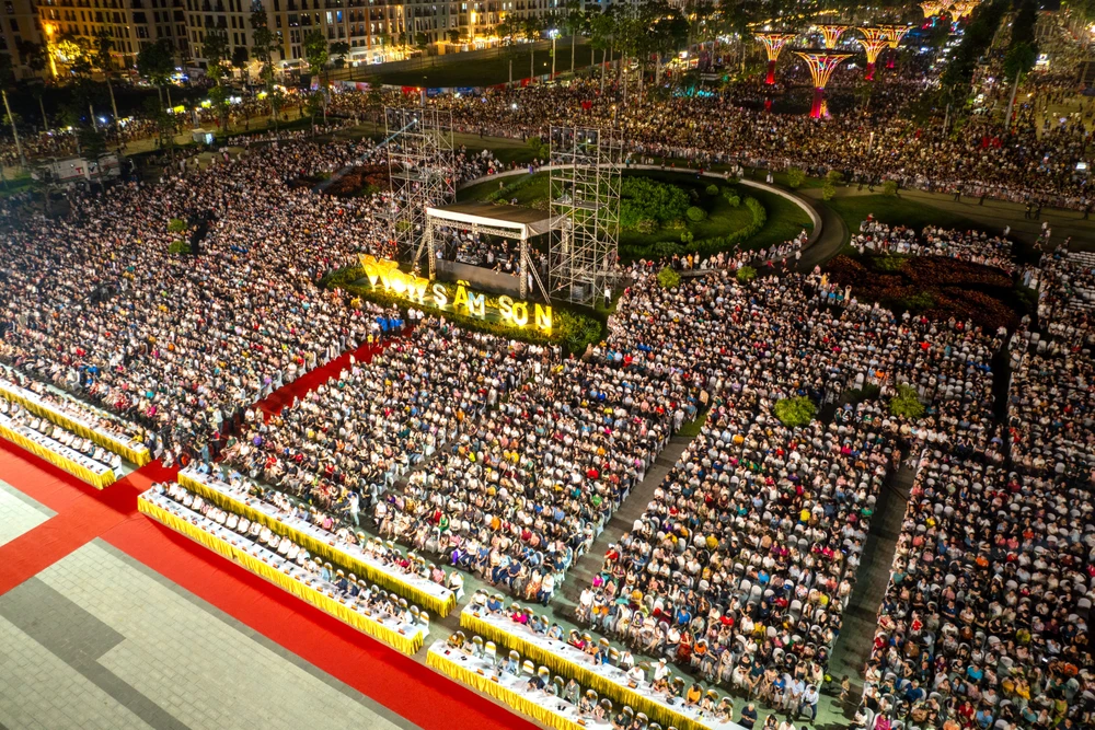 Vạn người chen chân trong đêm rực rỡ biển Sầm Sơn ngày khai hội ‘Khát vọng tỏa sáng’ - 3.jpeg