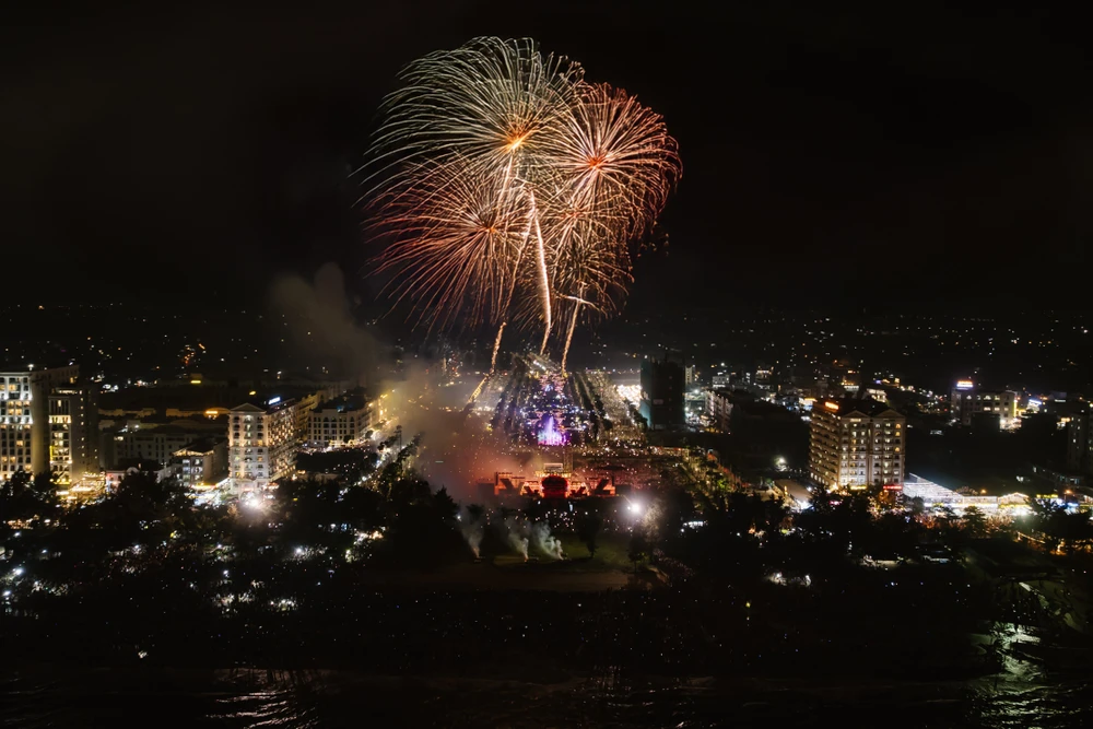 Vạn người chen chân trong đêm rực rỡ biển Sầm Sơn ngày khai hội ‘Khát vọng tỏa sáng’ -4.jpg