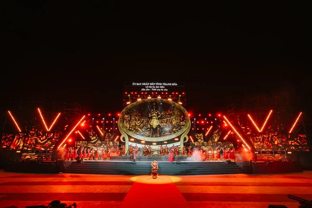 Vạn người chen chân trong đêm rực rỡ biển Sầm Sơn ngày khai hội ‘Khát vọng tỏa sáng’ -6.JPG