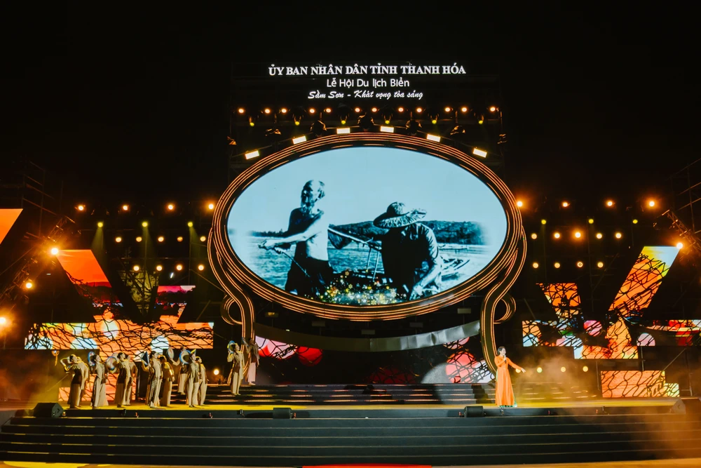 Vạn người chen chân trong đêm rực rỡ biển Sầm Sơn ngày khai hội ‘Khát vọng tỏa sáng’ -7.JPG