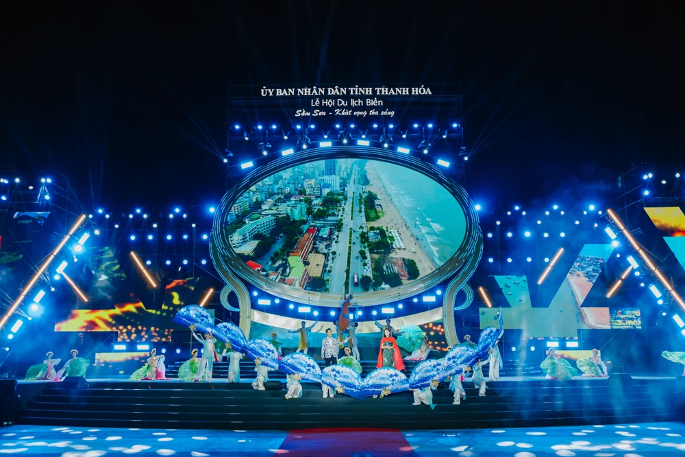 Vạn người chen chân trong đêm rực rỡ biển Sầm Sơn ngày khai hội ‘Khát vọng tỏa sáng’ -8.JPG