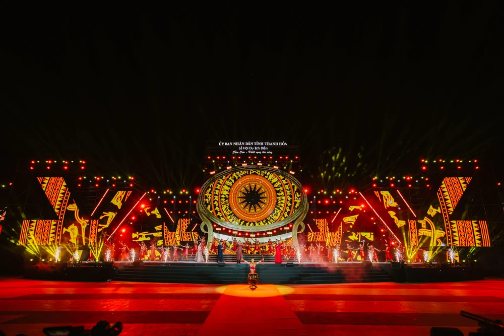 Vạn người chen chân trong đêm rực rỡ biển Sầm Sơn ngày khai hội ‘Khát vọng tỏa sáng’ -9.JPG