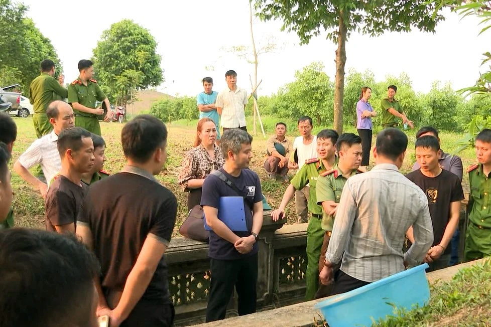 Dựng hiện trường vụ hai người Trung Quốc xâm hại mộ Lê Túc Tông - 5.jpg