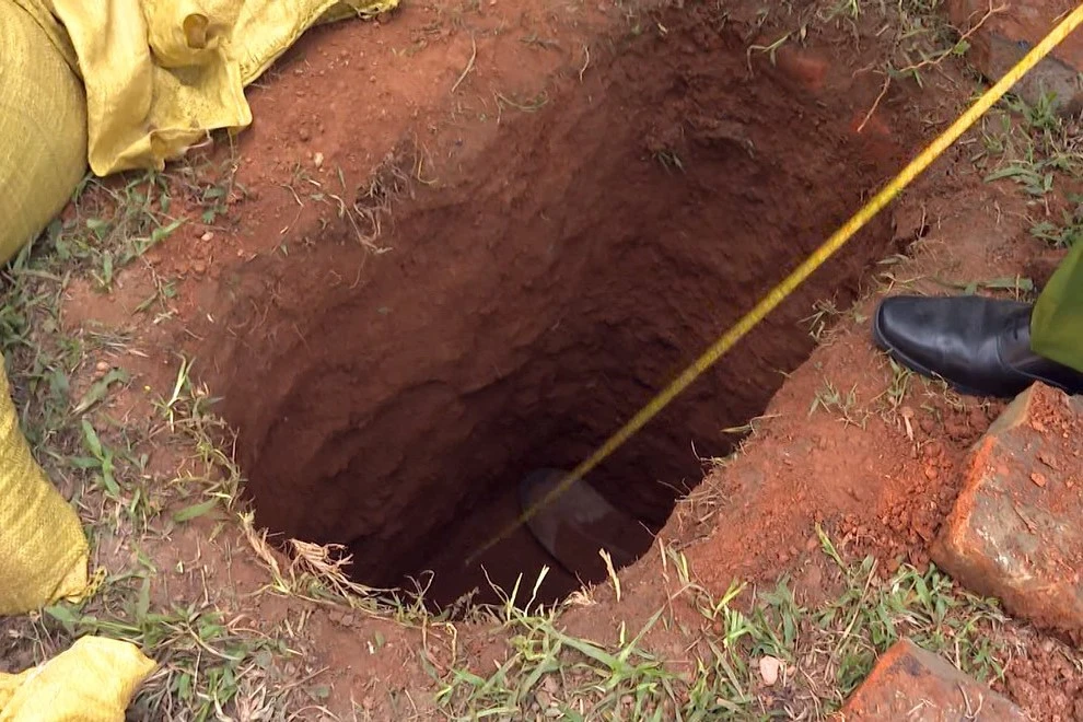 Dựng hiện trường vụ hai người Trung Quốc xâm hại mộ Lê Túc Tông - 6.jpg