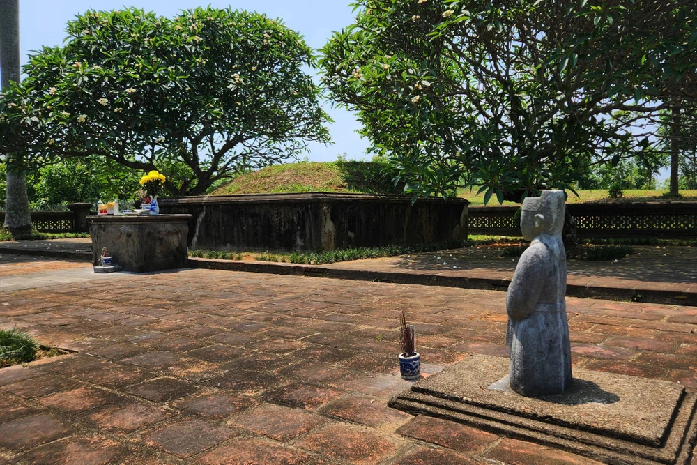 Cận cảnh khu lăng mộ Lê Túc Tông vừa bị hai người Trung Quốc xâm hại -10.jpg