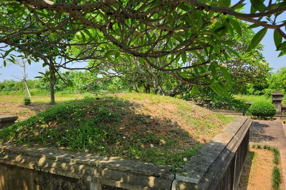 Cận cảnh khu lăng mộ Lê Túc Tông vừa bị hai người Trung Quốc xâm hại -11.jpg