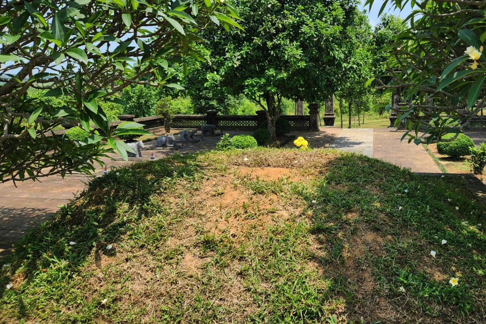 Cận cảnh khu lăng mộ Lê Túc Tông vừa bị hai người Trung Quốc xâm hại -12.jpg