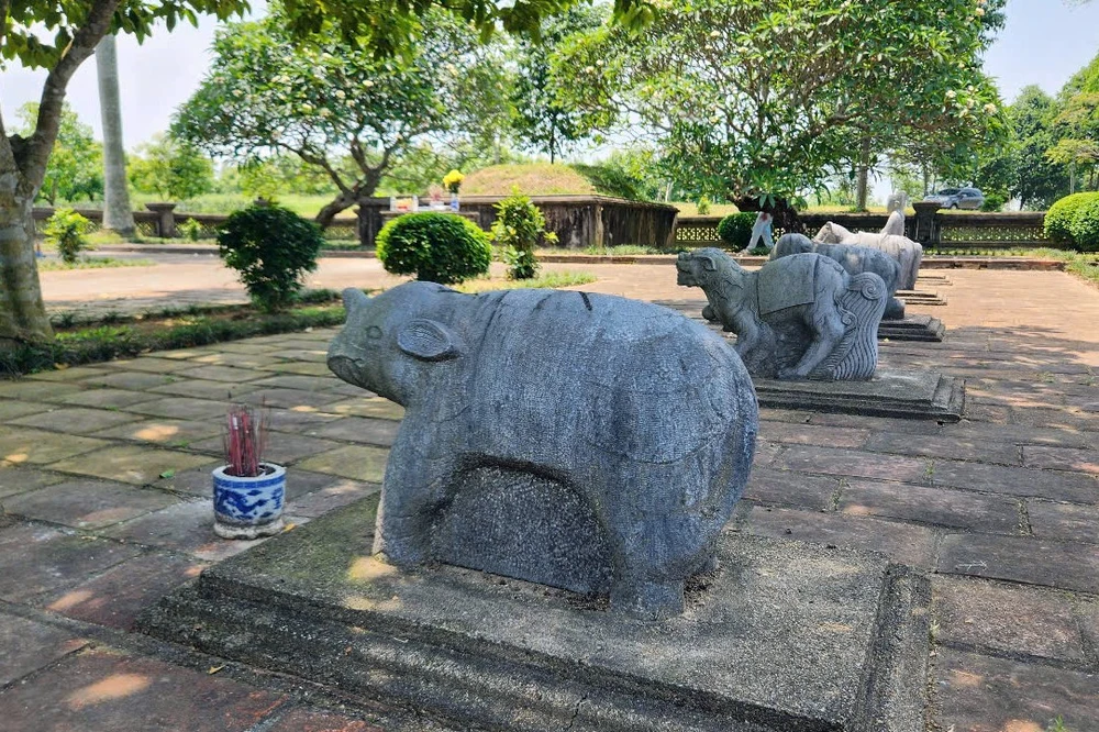 Cận cảnh khu lăng mộ Lê Túc Tông vừa bị hai người Trung Quốc xâm hại -13.jpg