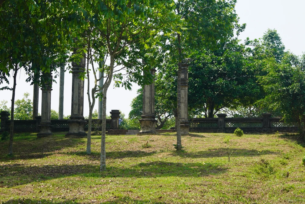 Cận cảnh khu lăng mộ Lê Túc Tông vừa bị hai người Trung Quốc xâm hại -2.JPG