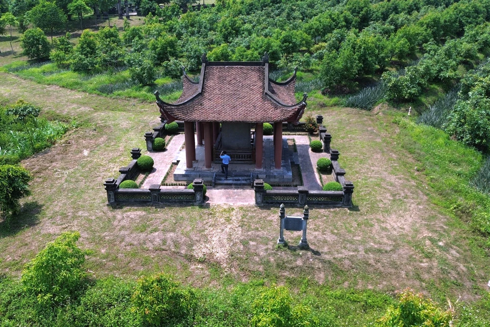 Cận cảnh khu lăng mộ Lê Túc Tông vừa bị hai người Trung Quốc xâm hại -4.JPG