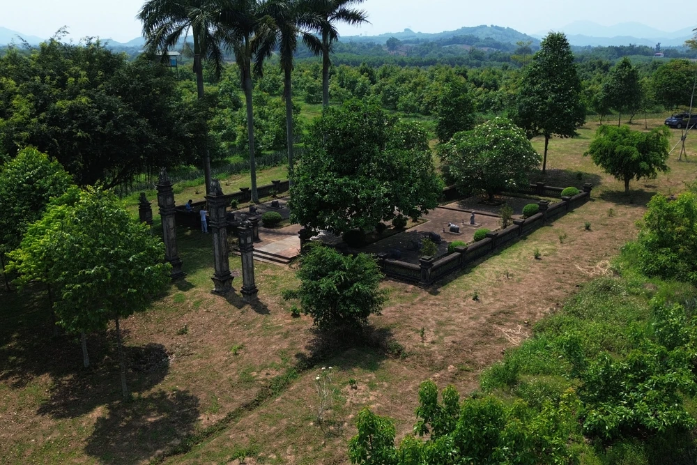 Cận cảnh khu lăng mộ Lê Túc Tông vừa bị hai người Trung Quốc xâm hại -5.JPG