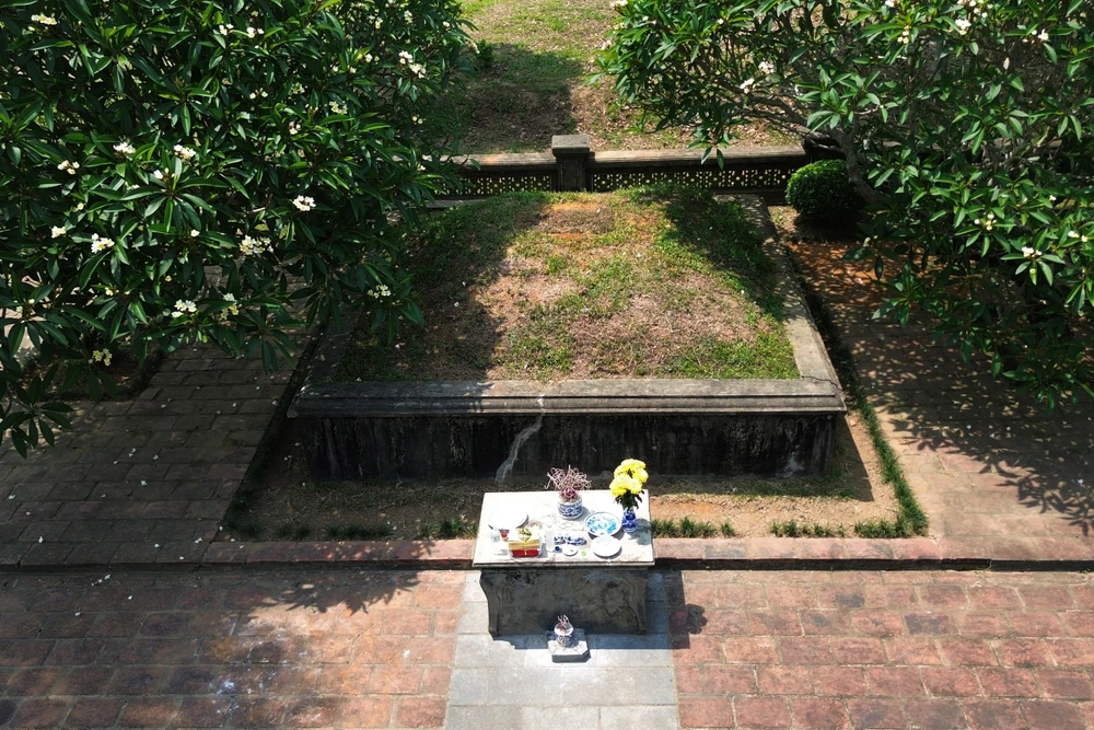 Cận cảnh khu lăng mộ Lê Túc Tông vừa bị hai người Trung Quốc xâm hại -6.JPG