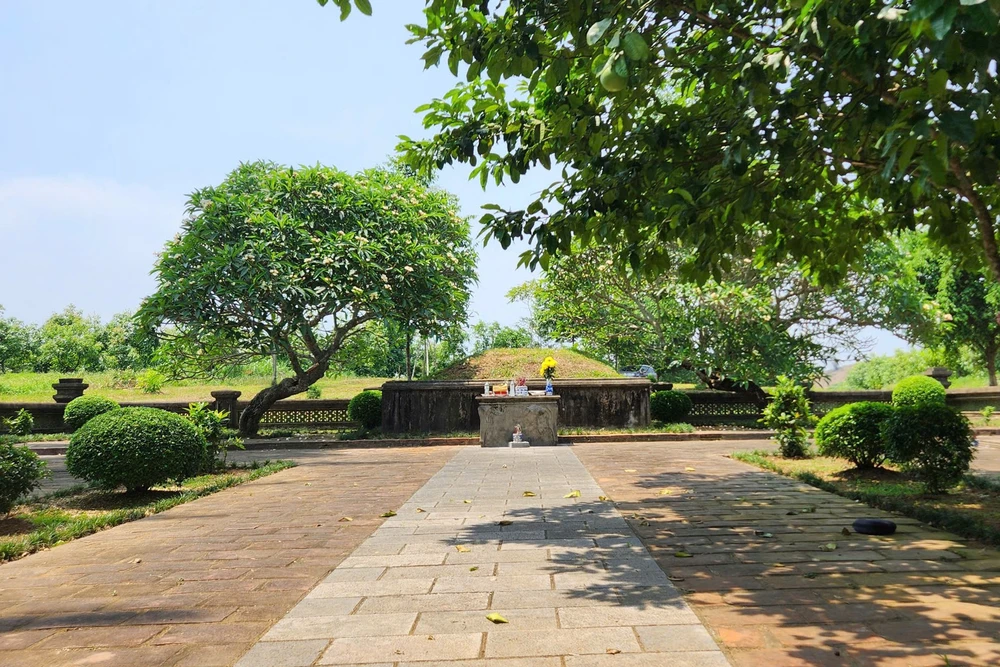 Cận cảnh khu lăng mộ Lê Túc Tông vừa bị hai người Trung Quốc xâm hại -7.jpg