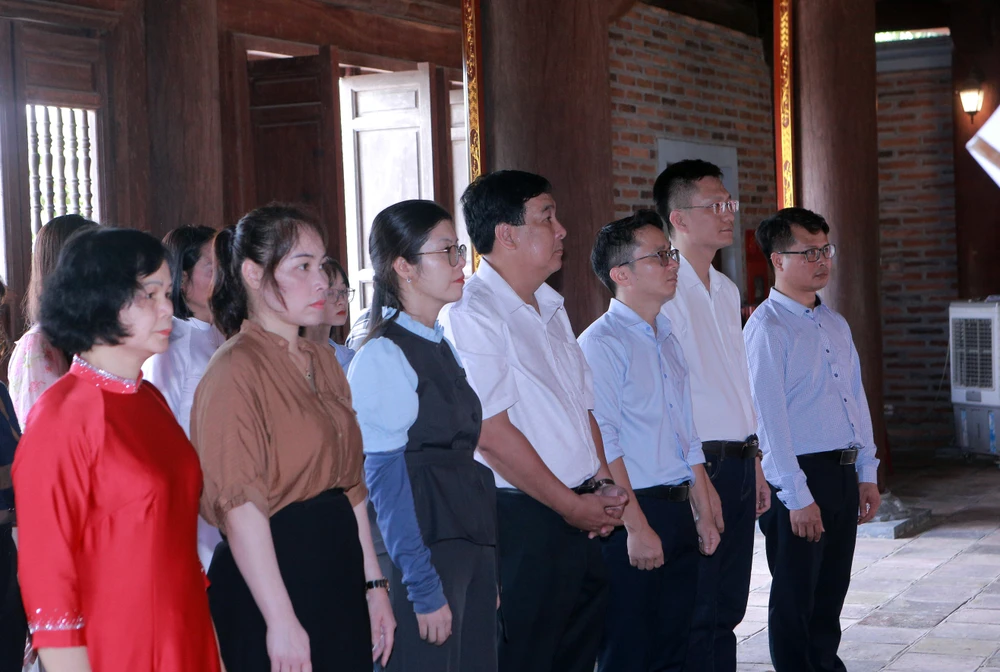 Đoàn công tác của báo Pháp Luật TP.HCM dâng hương tưởng niệm Chủ tịch Hồ Chí Minh tại Nghệ An -3.JPG