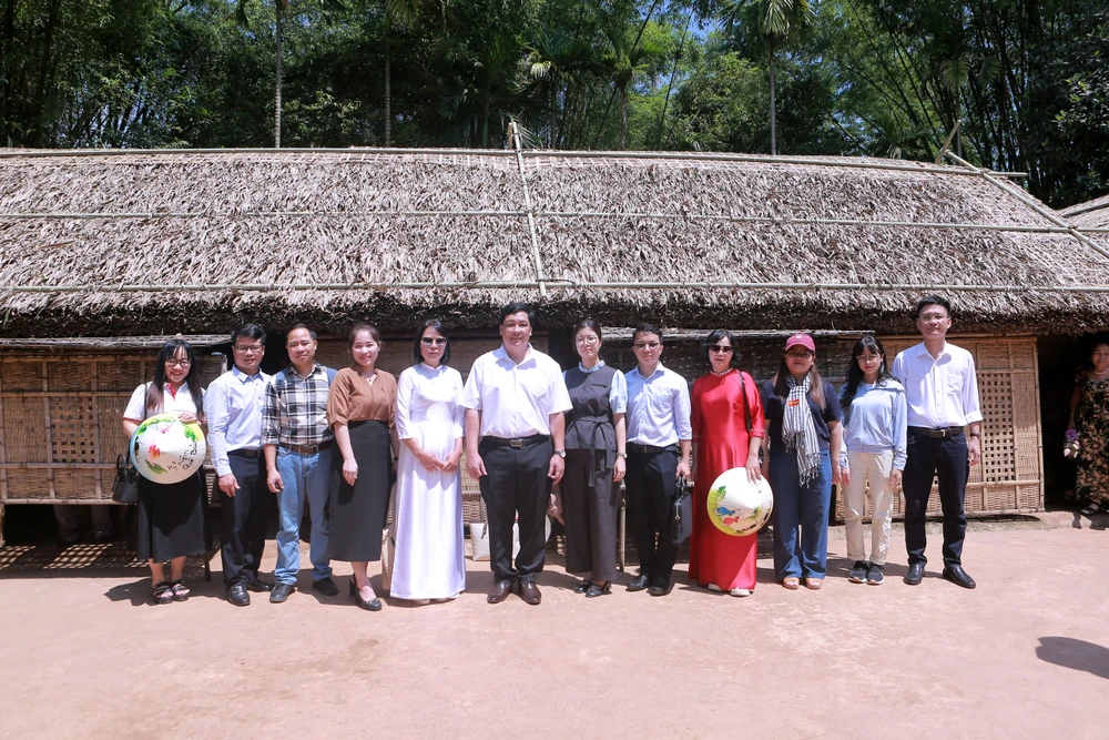 Đoàn công tác của báo Pháp Luật TP.HCM dâng hương tưởng niệm Chủ tịch Hồ Chí Minh tại Nghệ An -8.JPG
