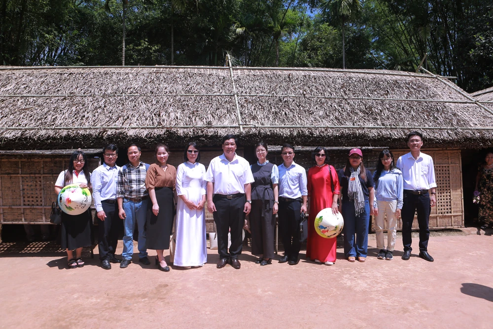 Hàng vạn người từ mọi miền Tổ quốc về thăm Làng Sen quê Bác Hồ - 2.JPG