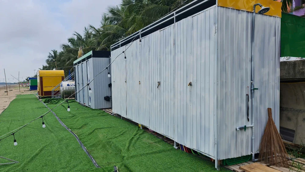 Cận cảnh bờ biển Hoằng Trường bị hàng chục hộ kinh doanh chiếm dụng trái phép -10.jpg