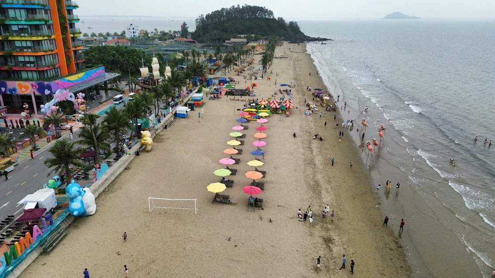 Cận cảnh bờ biển Hoằng Trường bị hàng chục hộ kinh doanh chiếm dụng trái phép -2.jpg