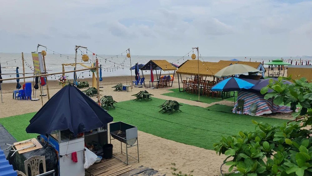 Cận cảnh bờ biển Hoằng Trường bị hàng chục hộ kinh doanh chiếm dụng trái phép -24.jpg