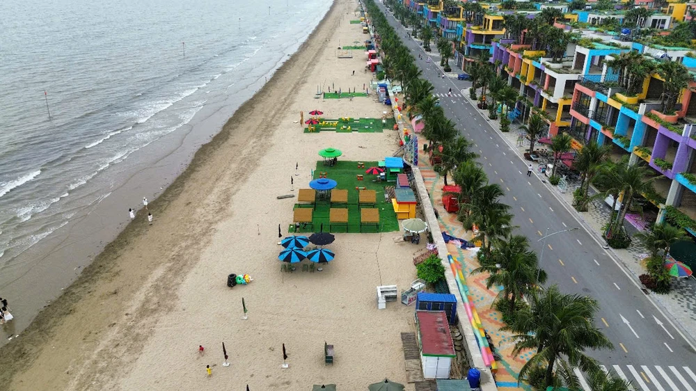 Cận cảnh bờ biển Hoằng Trường bị hàng chục hộ kinh doanh chiếm dụng trái phép -3.jpg