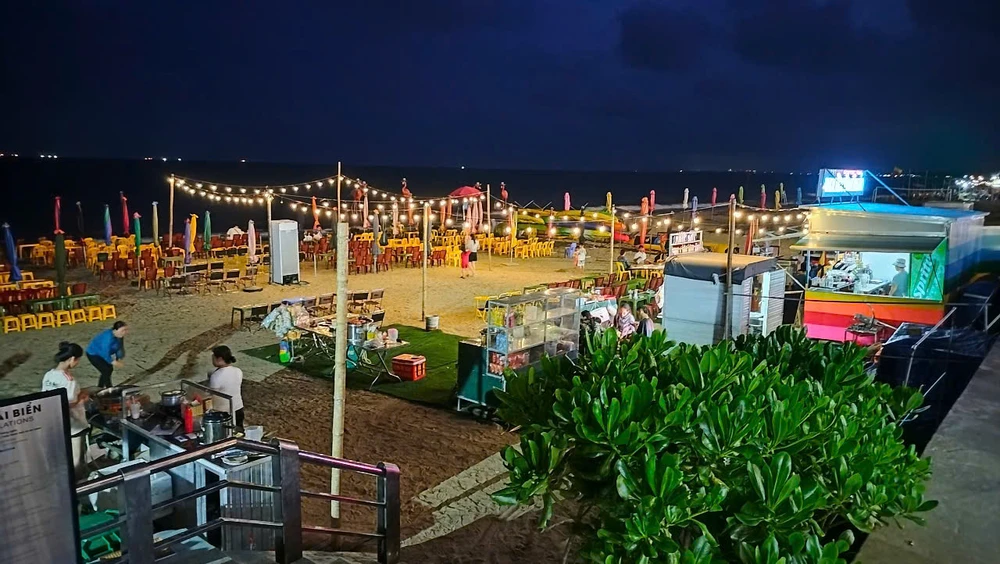 Cận cảnh bờ biển Hoằng Trường bị hàng chục hộ kinh doanh chiếm dụng trái phép -5.jpg