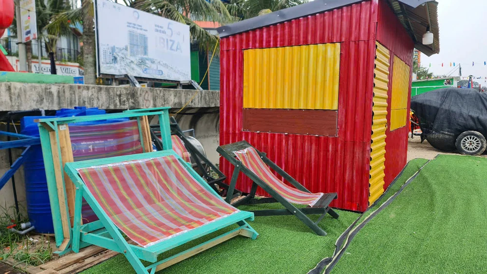 Cận cảnh bờ biển Hoằng Trường bị hàng chục hộ kinh doanh chiếm dụng trái phép -9.jpg