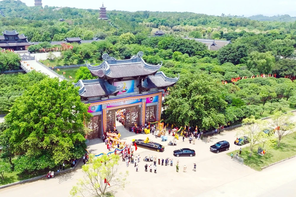 Người dân Ninh Bình rước xá lợi Đức Phật về chùa Bái Đính ở Ninh Bình -10.jpg