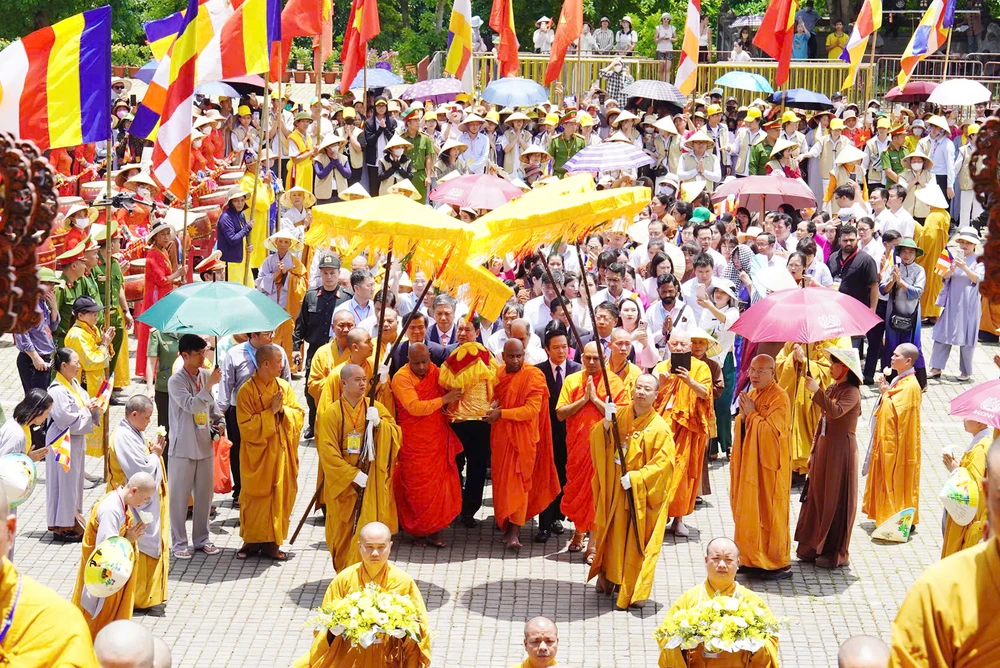 Người dân Ninh Bình rước xá lợi Đức Phật về chùa Bái Đính ở Ninh Bình -10 (2).jpg