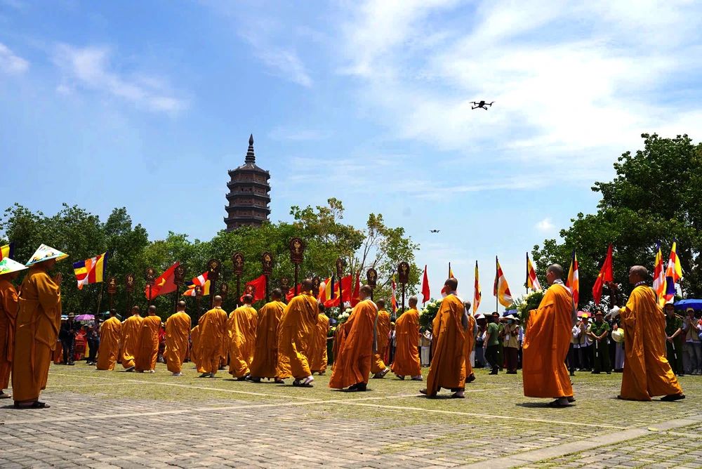 Người dân Ninh Bình rước xá lợi Đức Phật về chùa Bái Đính ở Ninh Bình -12.jpg
