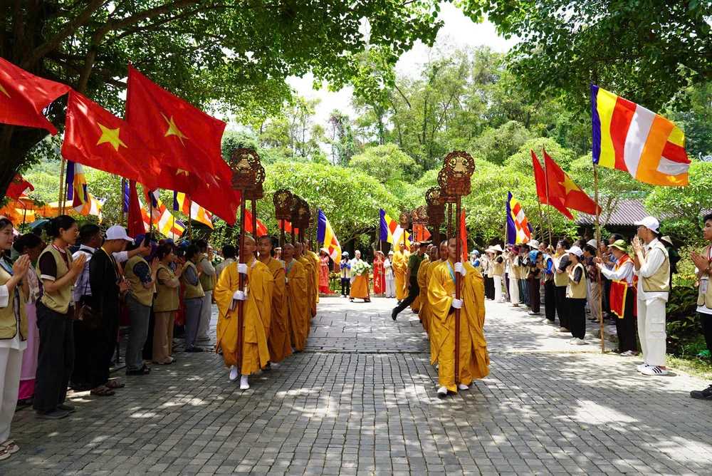 Người dân Ninh Bình rước xá lợi Đức Phật về chùa Bái Đính ở Ninh Bình -13.jpg