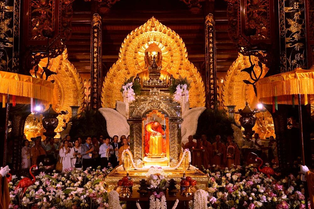 Người dân Ninh Bình rước xá lợi Đức Phật về chùa Bái Đính ở Ninh Bình -14.jpg