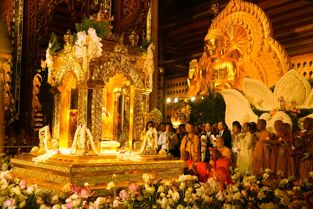 Người dân Ninh Bình rước xá lợi Đức Phật về chùa Bái Đính ở Ninh Bình -15.jpg