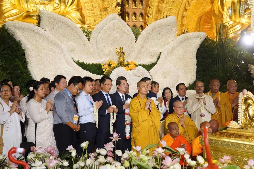 Người dân Ninh Bình rước xá lợi Đức Phật về chùa Bái Đính ở Ninh Bình -16.jpg