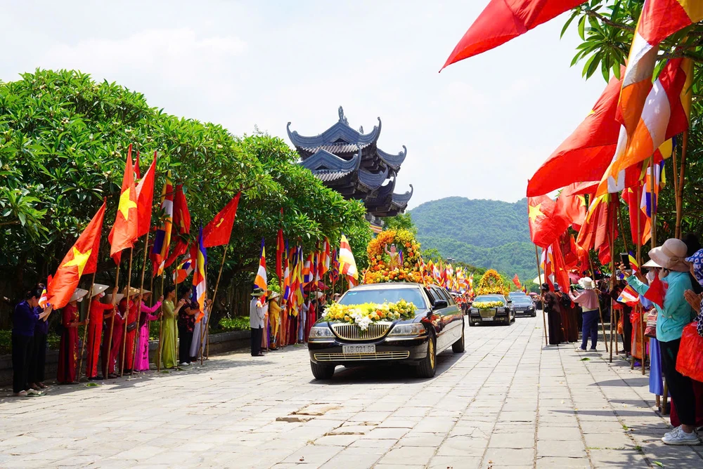 Người dân Ninh Bình rước xá lợi Đức Phật về chùa Bái Đính ở Ninh Bình -17.jpg