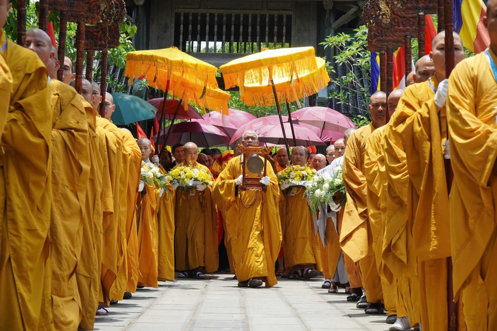 Người dân Ninh Bình rước xá lợi Đức Phật về chùa Bái Đính ở Ninh Bình -.jpg