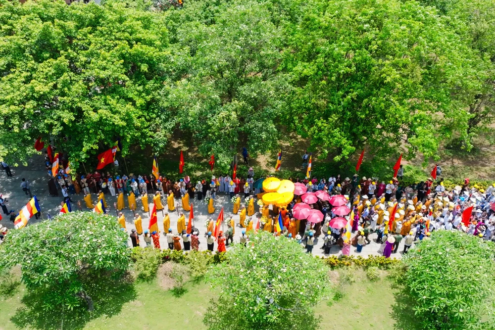 Người dân Ninh Bình rước xá lợi Đức Phật về chùa Bái Đính ở Ninh Bình -6.jpg