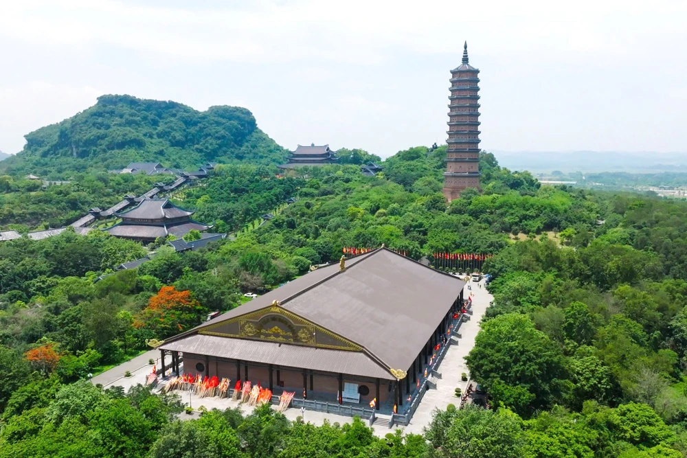 Người dân Ninh Bình rước xá lợi Đức Phật về chùa Bái Đính ở Ninh Bình -9.jpg