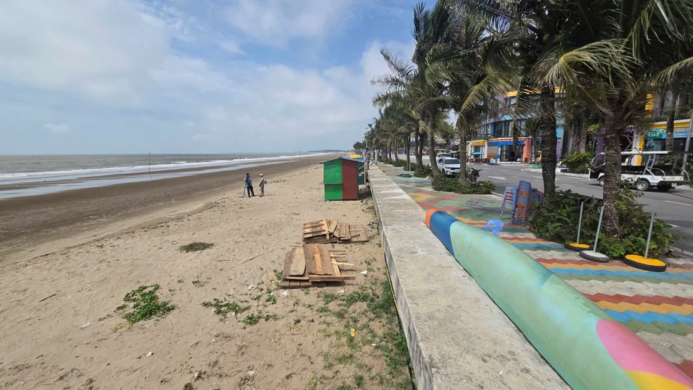 Vụ 1 bãi biển ở Thanh Hóa bị 'xẻ thịt' Người dân chủ động tháo dỡ lều quán dựng trái phép -2.jpg