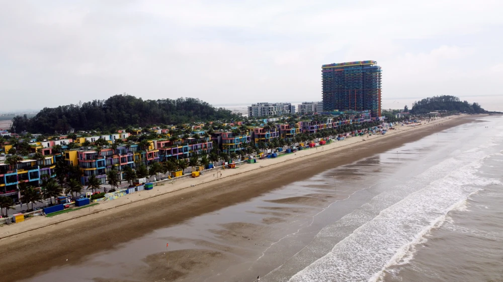 Vụ 1 bãi biển ở Thanh Hóa bị 'xẻ thịt' Người dân chủ động tháo dỡ lều quán dựng trái phép -3.JPG