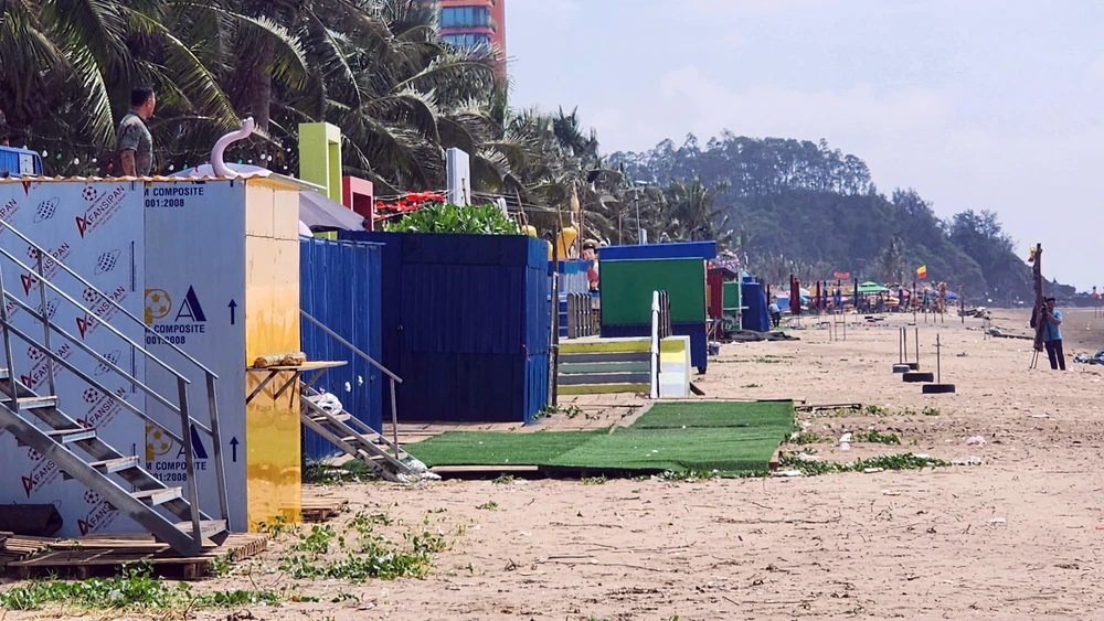 Vụ 1 bãi biển ở Thanh Hóa bị 'xẻ thịt' Người dân chủ động tháo dỡ lều quán dựng trái phép -6.jpg