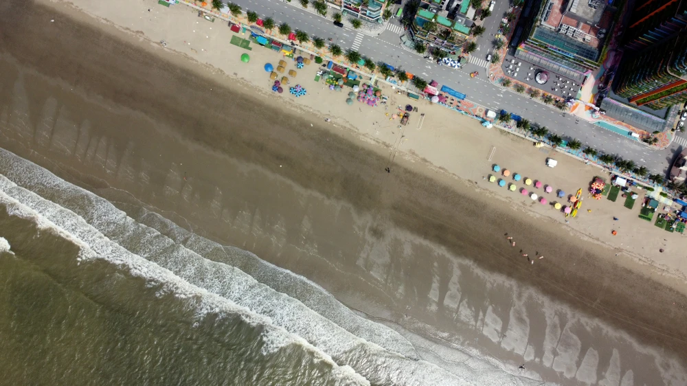 Vụ 1 bãi biển ở Thanh Hóa bị 'xẻ thịt' Người dân chủ động tháo dỡ lều quán dựng trái phép -7.JPG