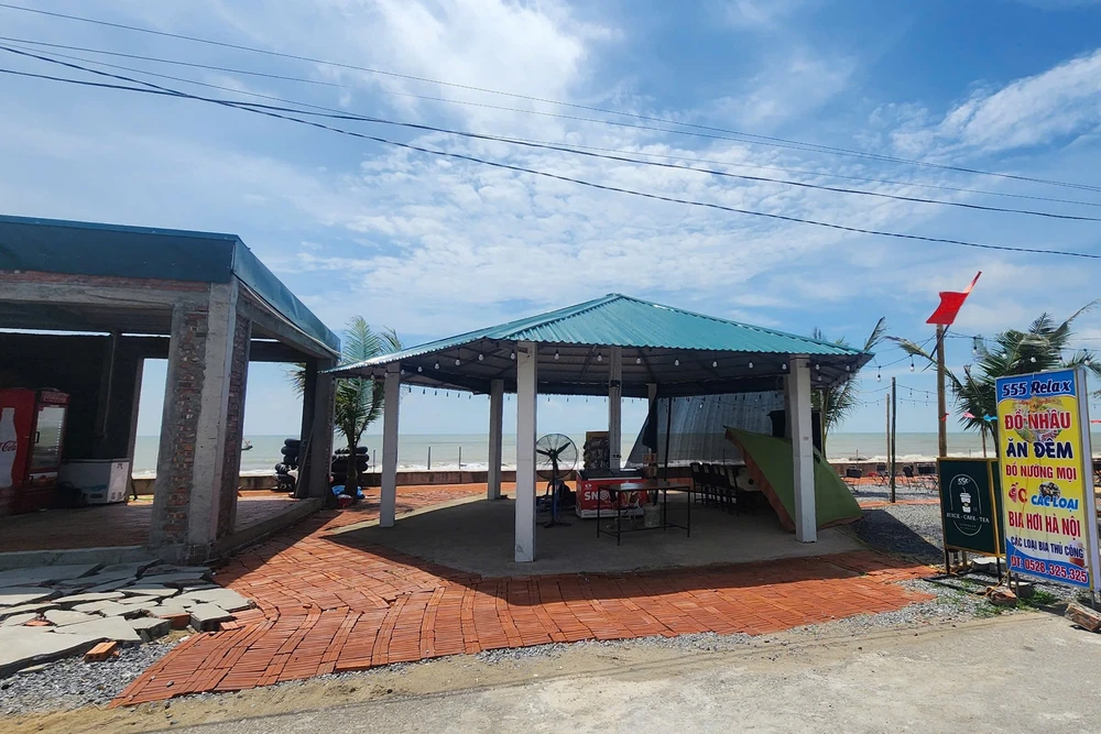 Cận cảnh loạt công trình trái phép bên bờ biển Hải Tiến -12.jpg